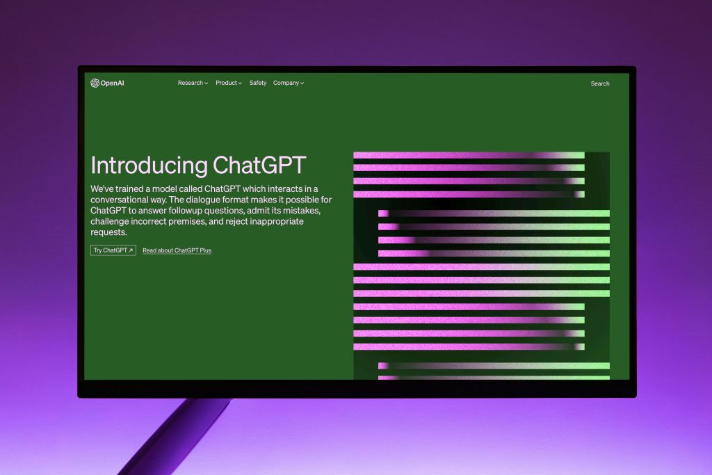 ChatGPT Windows用戶端全面開放:安裝指南與使用體驗分享缩略图 OpenAI Website with Introduction to ChatGPT on Computer Monitor